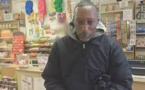 Mendigo que supuestamente gana la lotería y quiere compartir su premio | Foto: Youtube