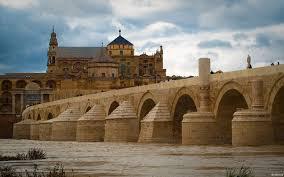 Vista del Puente Romano y de la Mezquita de Córdoba | Foto: Shaorang
