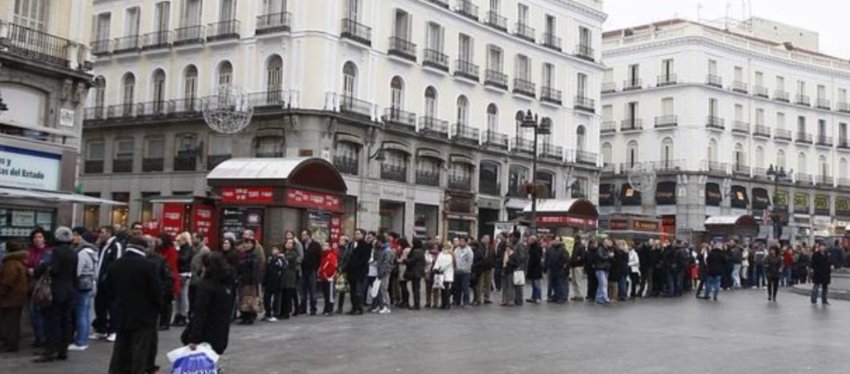 Largas colas en Madrid para adquirir un décimo de lotería. Foto: Twitter.