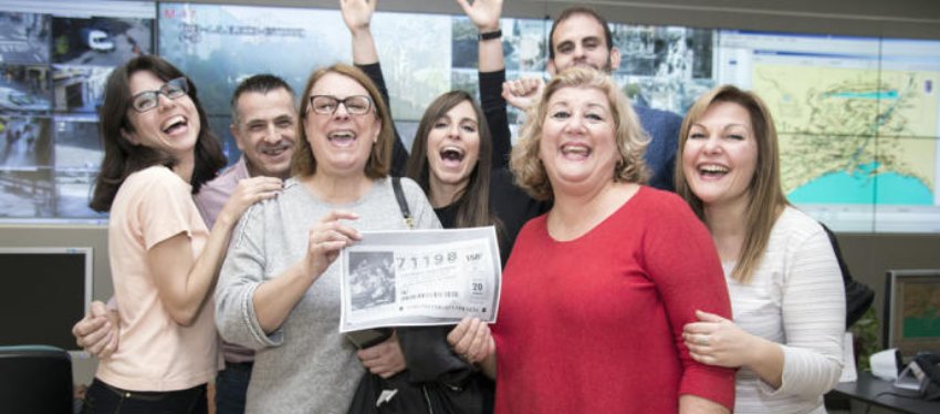 Los afortunados que sí compraron el décimo en el área de Movilidad del Ayuntamiento de Málaga. Foto: OM.
