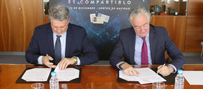 Jesús Huerta y Julián García firman el acuerdo. Foto: AS.