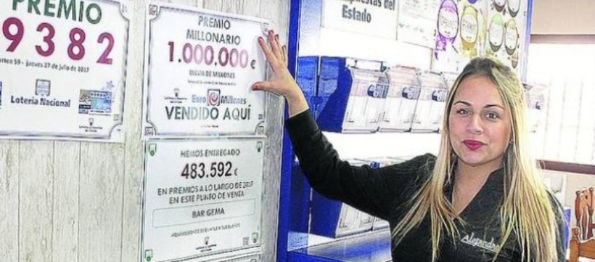 Una de las empleadas del bar Jema exhibe un premio que ha ido a manos de Hacienda. Foto: Diario de Burgos.