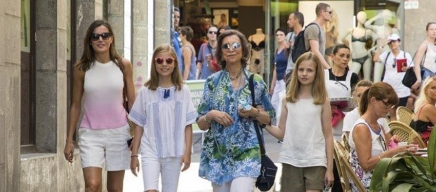 Las reinas y las infantas pasean por las calles de Palma. Foto: Twitter.