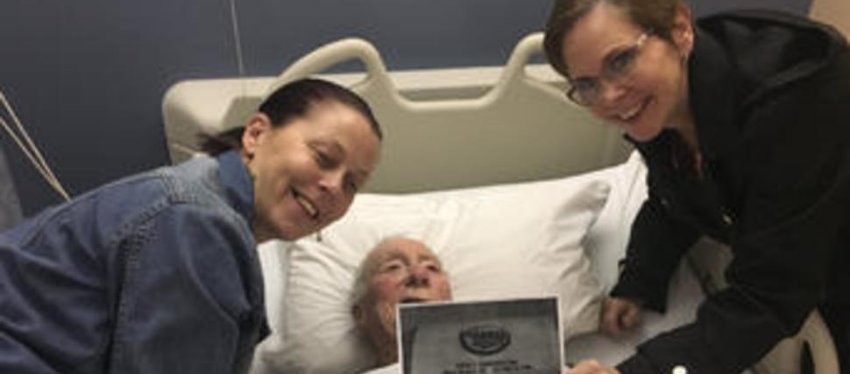 El ganador, Earl Livingston, desde la cama del hospital. Foto: Telemundo.